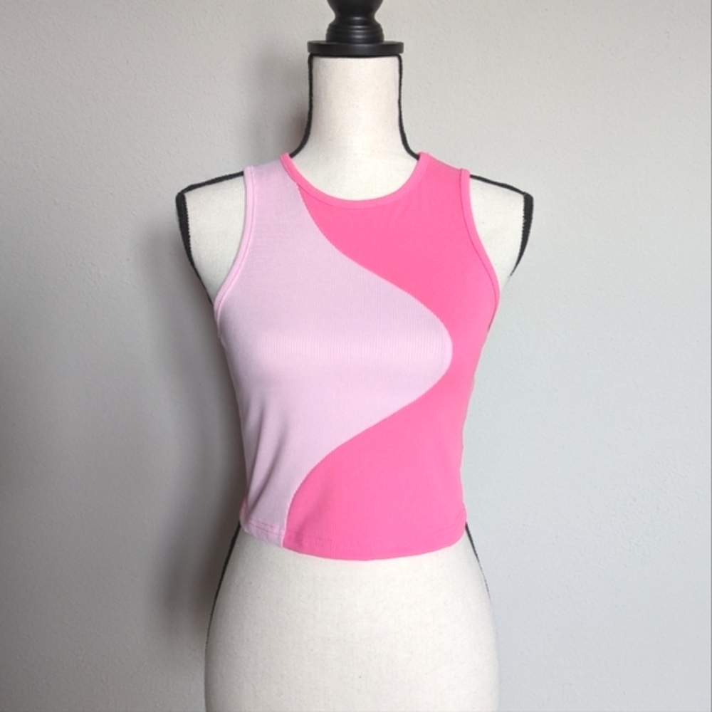 light and bright pink abstract color block cropped ribbed tank top size M